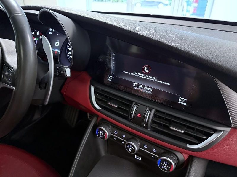 Alfa Romeo Giulia (2017) 2.0 T 280k AT8 ZF Q4 4x4 Veloc - fotka 11 z 20