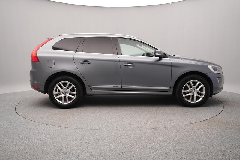 Volvo XC60 D4 AWD SUMMUM AUT - fotka 11 z 46
