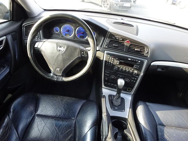 Volvo V70 2.5T 220kW R AWD AUTOMAT - fotka 6 z 32