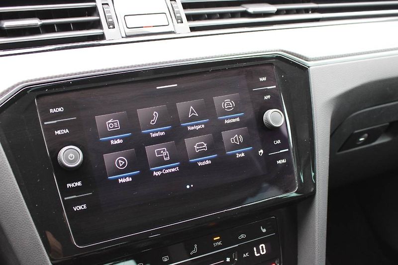 Volkswagen Passat (2022) 2.0 TDI DSG 147kW WEBASTO - fotka 28 z 35