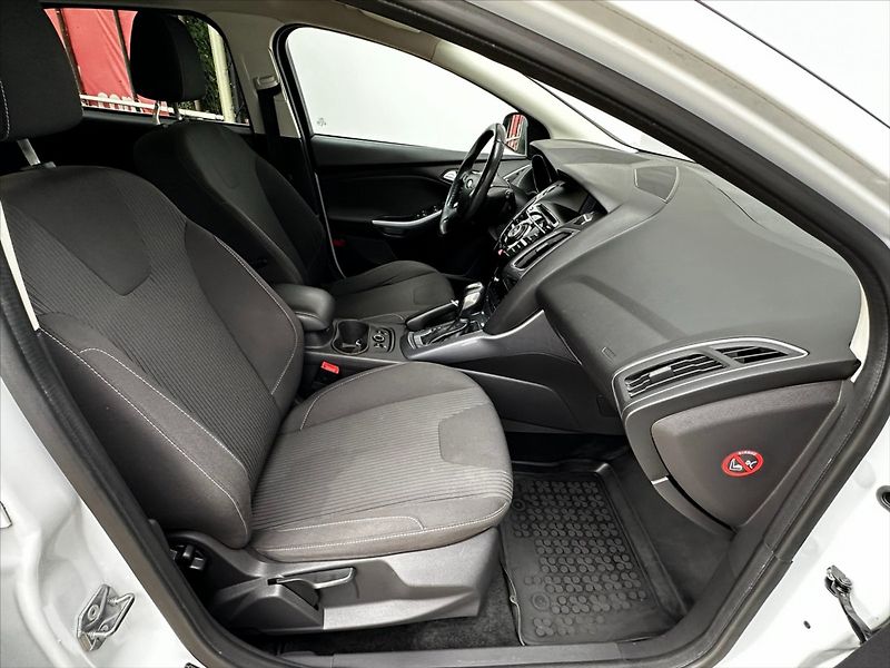 Ford Focus 2,0 2.0TDCi 85kW AUTOMAT - fotka 12 z 39