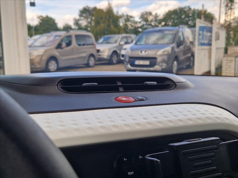 Renault Twingo 1,0 i 54kW SENZORY TOPSTAV - fotka 32 z 35