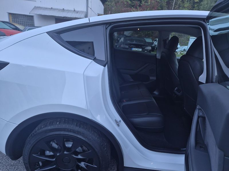 Tesla Model Y RWD 220kw TZ SOH 93,1 % - fotka 15 z 50
