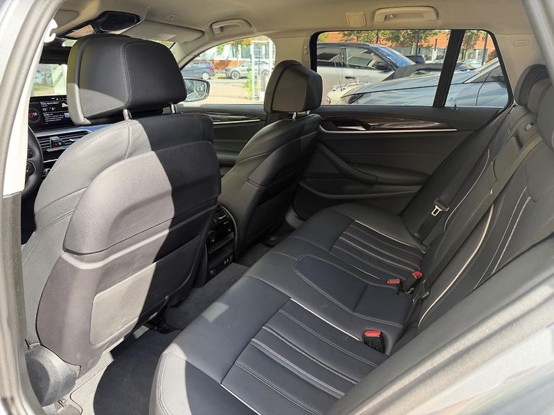 BMW Řada 5 (2023) 530d Touring xDrive - fotka 39 z 44