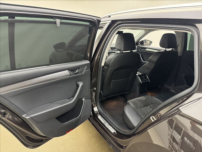 Škoda Superb 2,0 DSG STYLE+ CANTON DPH ČR - fotka 34 z 38