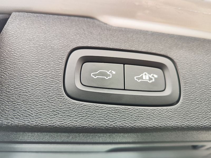 Volvo V60 B4 2.0/145kW Inscription AT - fotka 10 z 37