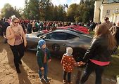 Luxusní supersporty projely západ Čech, milionové rarity přibrzdily v Kynžvartu