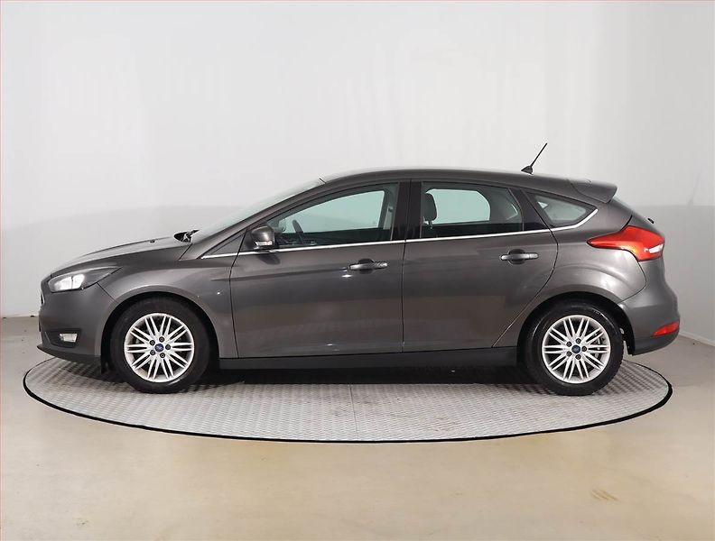 Ford Focus (2018) 1.0 EcoBoost, Tempomat - fotka 3 z 17