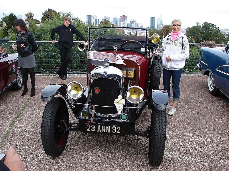 Před 100 lety francouzská automobilka začala výrobu třímístného vozu s dvěma sedadly vpředu a jedním umístěným uprostřed vzadu. Podle tvaru rozmístění sedaček se mu začalo říkat jetelíček nebo trojlístek, francouzsky Tréfle. Foto: Wikimedia Commons, Lione