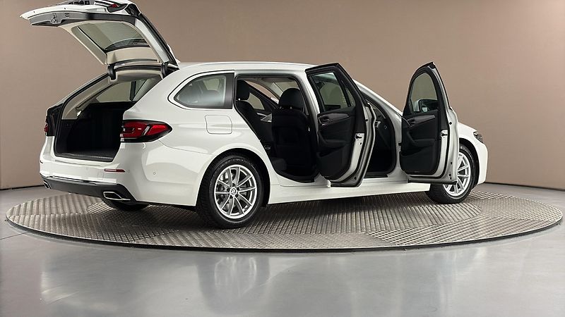 BMW Řada 5 2.0 520d At Touring - fotka 6 z 33