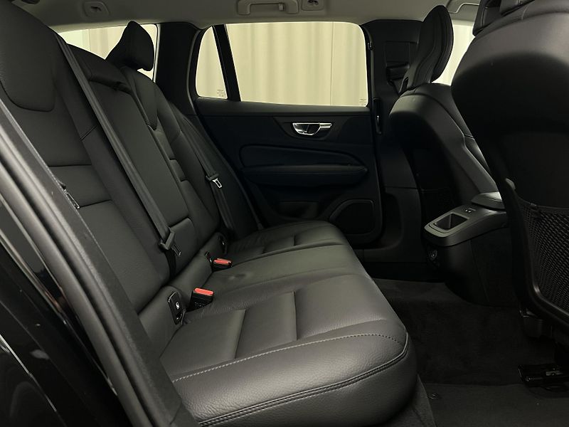 Volvo V60 B4 DARK PLUS AUT - fotka 22 z 45