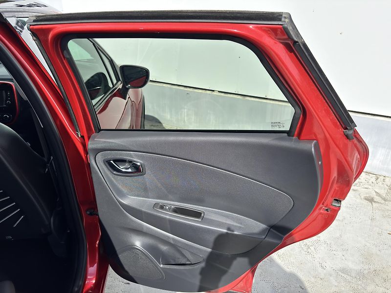Renault Captur (2015) 1.2TCe 87kW Intense HH - fotka 11 z 29