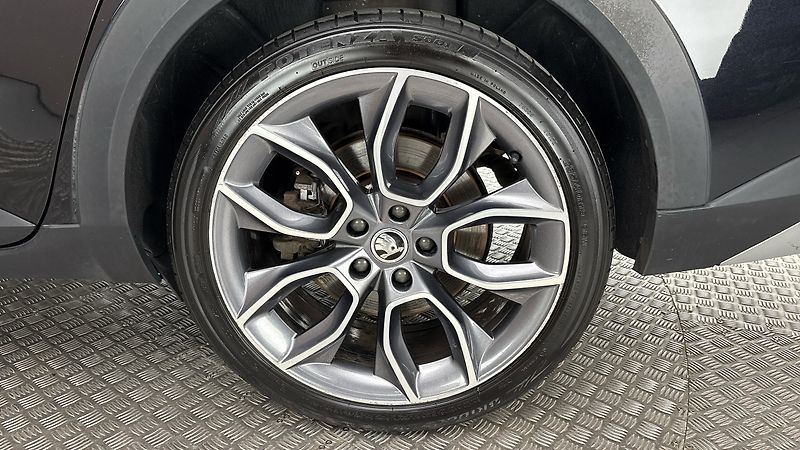 Škoda Superb 2.0 TSI DSG 4x4 Scout Combi - fotka 19 z 36