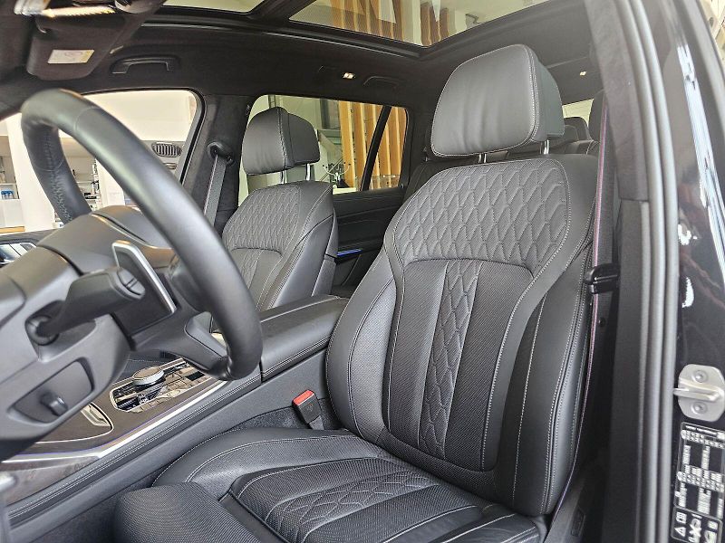 BMW X7 xDrive40d - fotka 12 z 36