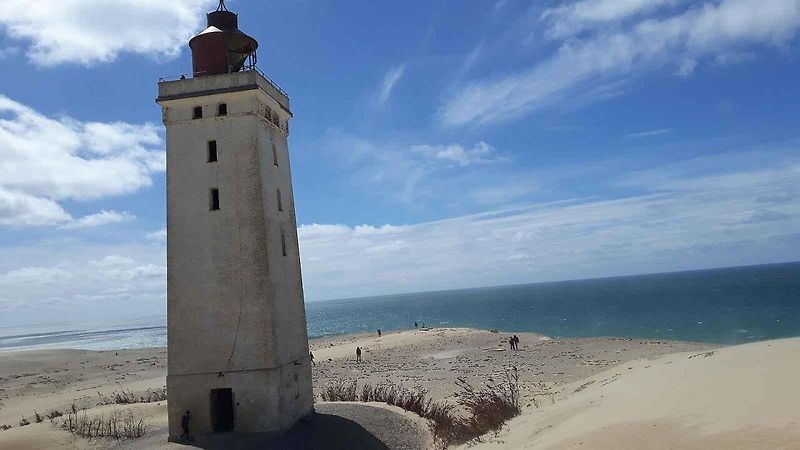 Obří písečná duna Rubjerg Knude vytváří na samotném severu Dánska dojem mnohakilometrové pouště.