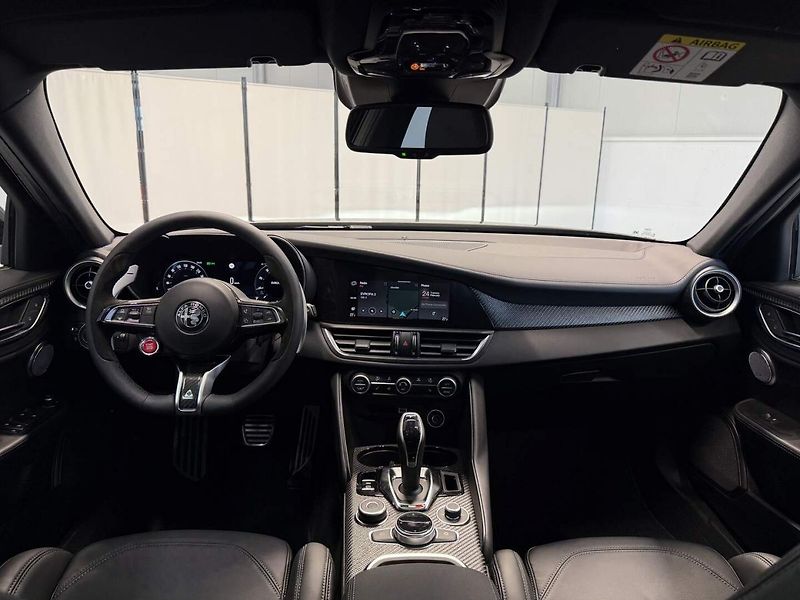 Alfa Romeo Giulia (2025) Quadrifoglio 2.9 V6 BiTurbo 52 - fotka 7 z 24
