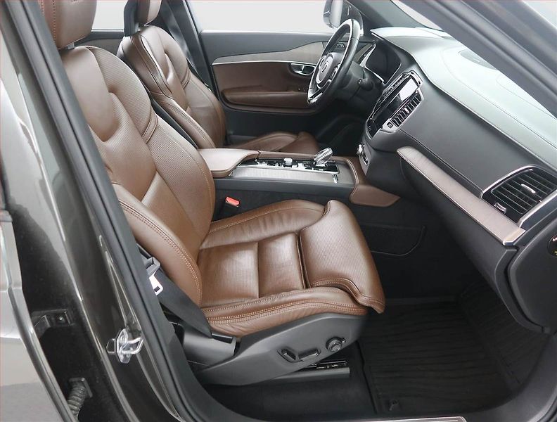 Volvo XC90 (2019) B5 AWD - fotka 9 z 20