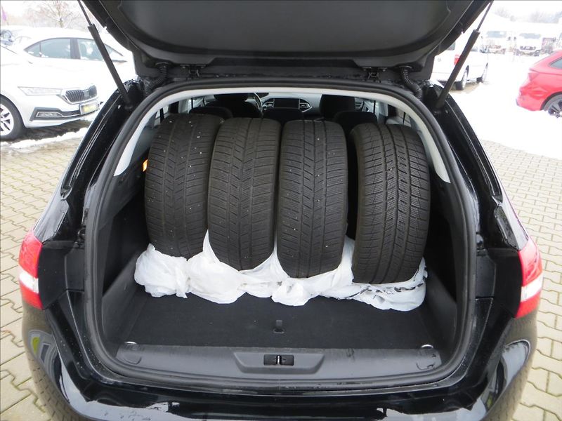 Peugeot 308 1,2 PureTech AUT8 S&S SW ČR - fotka 7 z 23