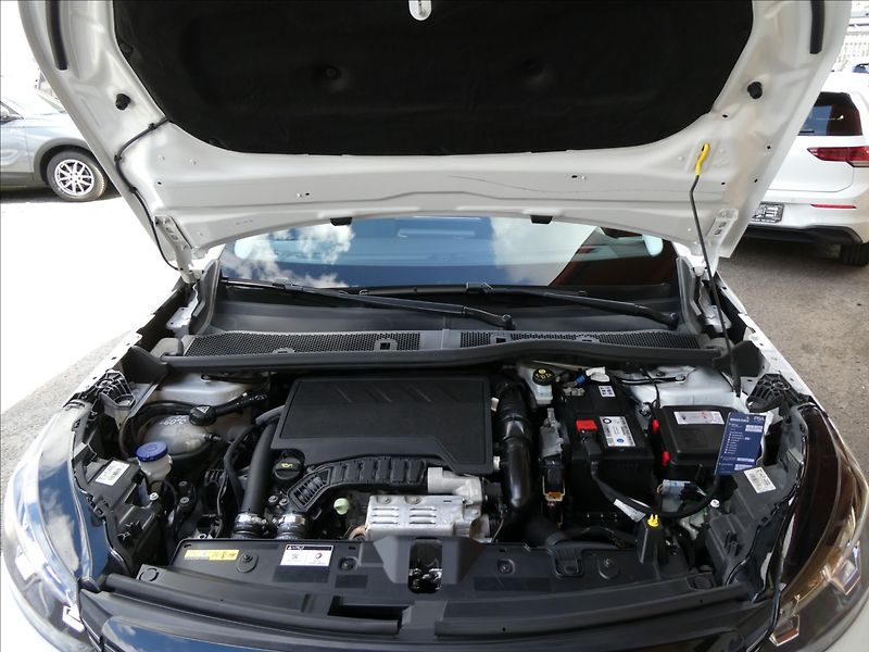 Peugeot 2008 1,2 PureTech 96kW AT8, ALLURE - fotka 40 z 49