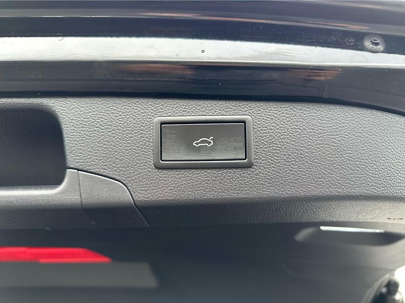 Volkswagen Passat Variant Elegance 2,0 TDI 110 k - fotka 16 z 24