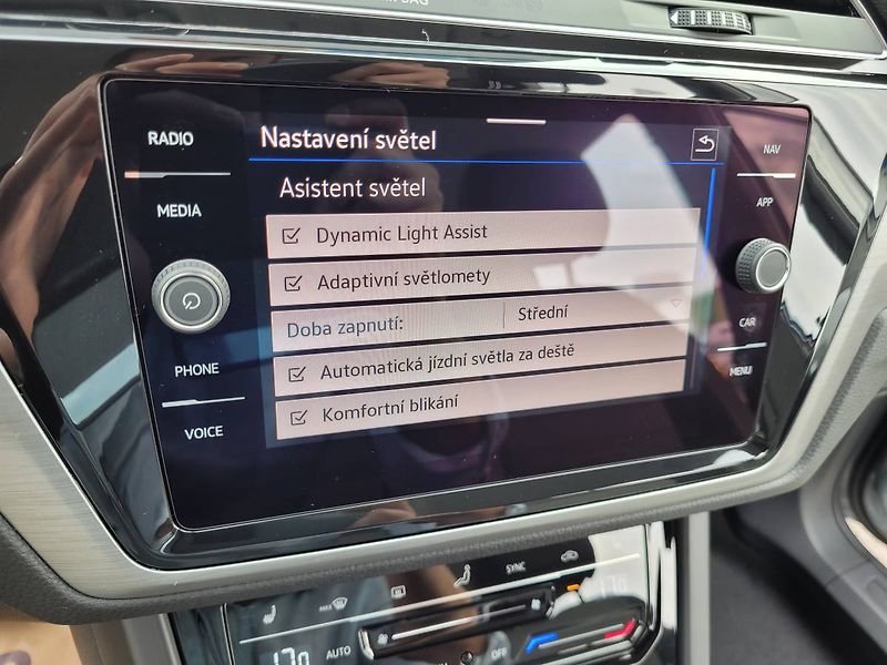 Volkswagen Touran 1.5 TSI DSG R-Line 7míst TAŽNÉ - fotka 28 z 50