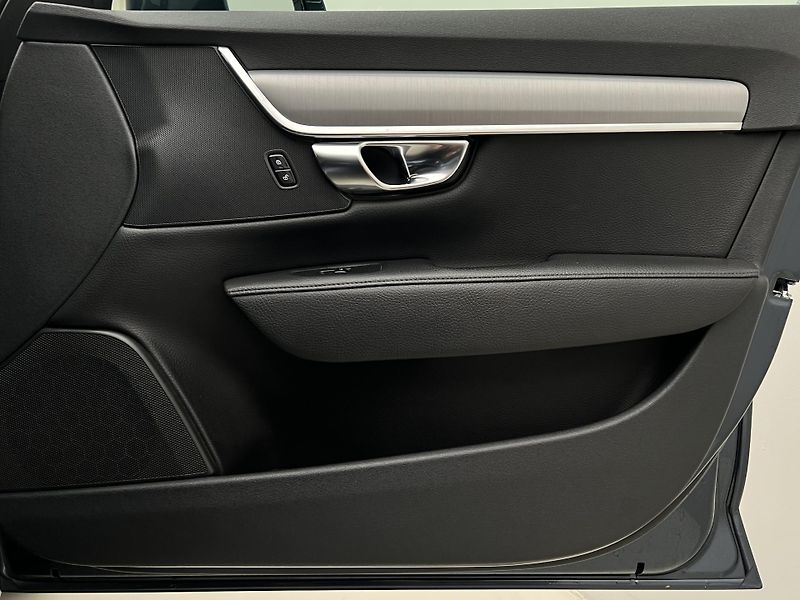 Volvo S90 D4 MOMENTUM 1. maj. - fotka 43 z 43