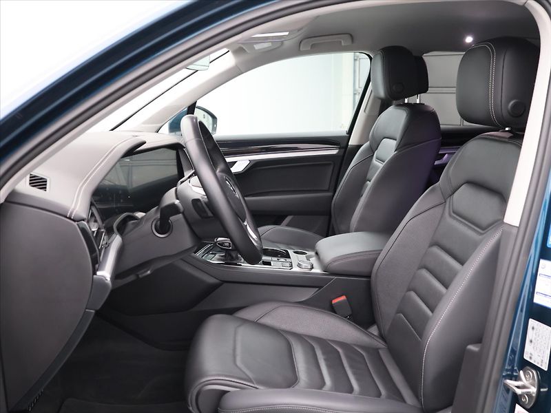 Volkswagen Touareg 3,0 TDI 210kW 4M LED DPH CZ - fotka 12 z 39
