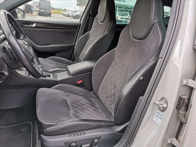 Škoda Superb 2,0 TDI SportLine Combi DSG - fotka 7 z 23