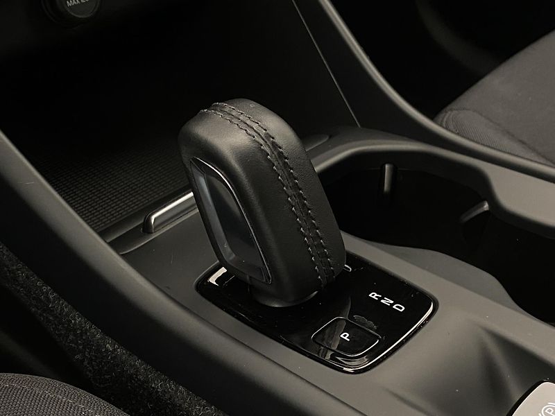 Volvo XC40 T3 MOMENTUM AUT REZERVACE - fotka 27 z 43
