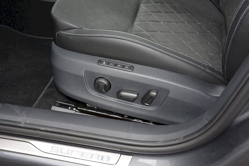 Škoda Superb (2024) Combi SportLine 2,0 TDI 147 kW - fotka 17 z 25