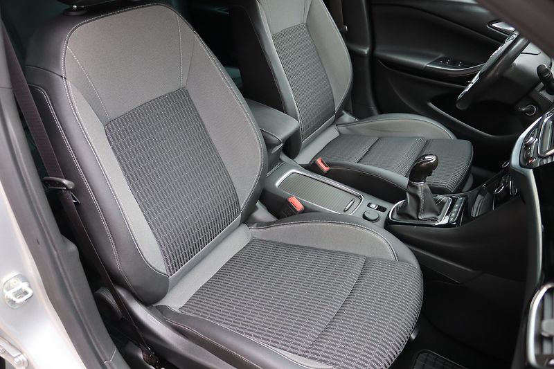 Opel Astra SPORTS TOURER+ 1.2 81kW - fotka 49 z 50