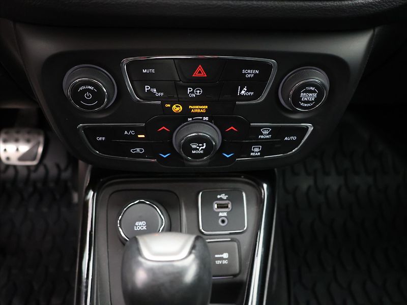 Jeep Compass 1,4 MultiAir Aut. 4WD Limited - fotka 19 z 23