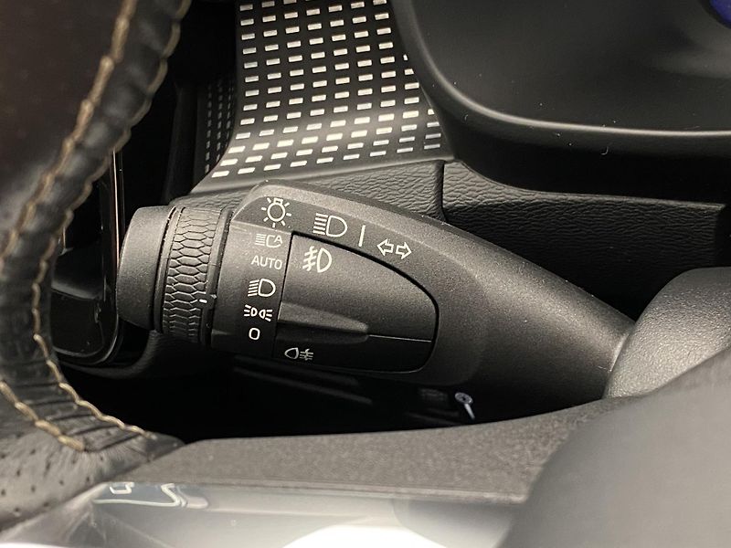 Volvo XC40 D4 AWD R-DESIGN AUT  - fotka 21 z 40