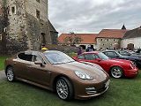 Sraz vozů Porsche ve Švihově na hradě.