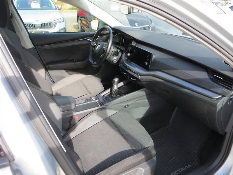 Škoda Octavia 2,0 TDI Ambition ČR - fotka 11 z 24