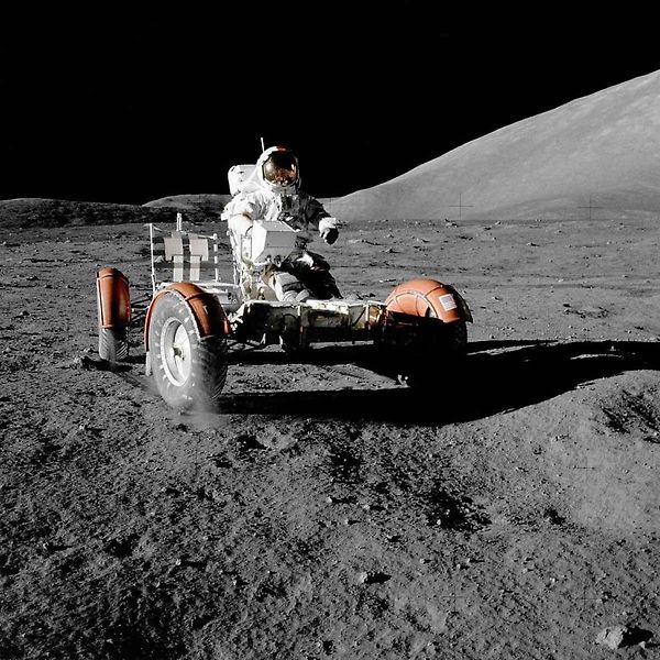 LRV a kosmonaut na povrchu Měsíce.