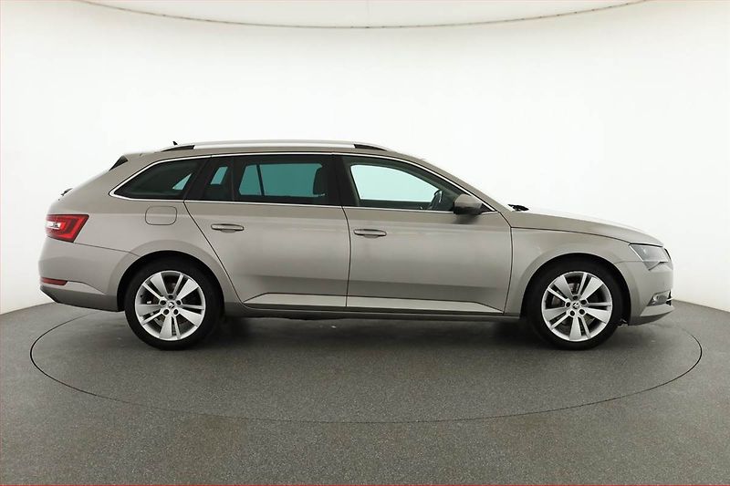 Škoda Superb (2016) Style 2.0 TDI, Kůže, Navi - fotka 6 z 21