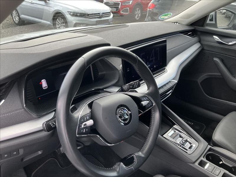 Škoda Octavia 2,0 TAŽNÉ,KŮŽE,MATRIX-BEAM - fotka 9 z 36