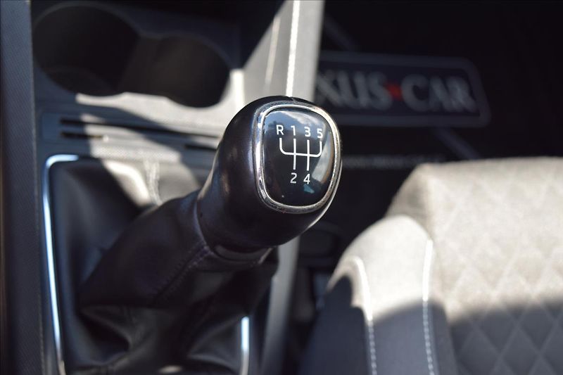 Škoda Fabia 1,2 TSI 66KW TOP VÝBAVA ALU - fotka 48 z 50