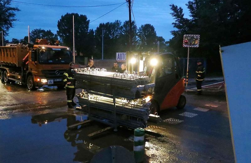 Vysokozdvižný vozík, v Německu nazvaný Gabelstapler.