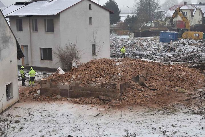 Po týdnu prací zmizely první z demolovaných domů ve Všestarech. Na jejich místě bude stát dálniční most.