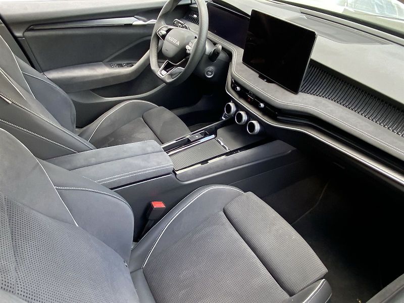 Škoda Superb (2025) 2.0 TDI 4x4 DSG SportLine - fotka 11 z 39