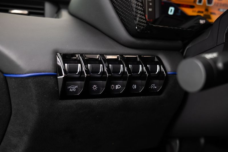 Lamborghini Aventador LP750-4 SV Roadster 1/599 - fotka 17 z 29