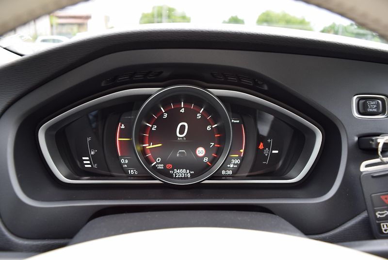 Volvo V40 (2016) 2.0i T2 90kw INSCRIPTION MANUÁ - fotka 32 z 48
