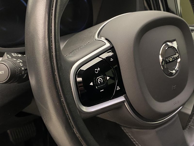 Volvo V60 D3 MOMENTUM AUT REZERVACE - fotka 19 z 39