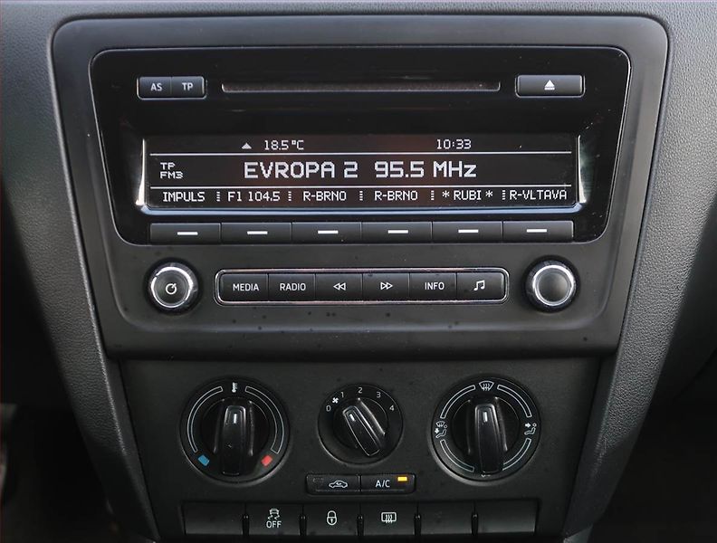 Škoda Rapid (2014) Ambition 1.2 TSI, Serv.kniha - fotka 12 z 17