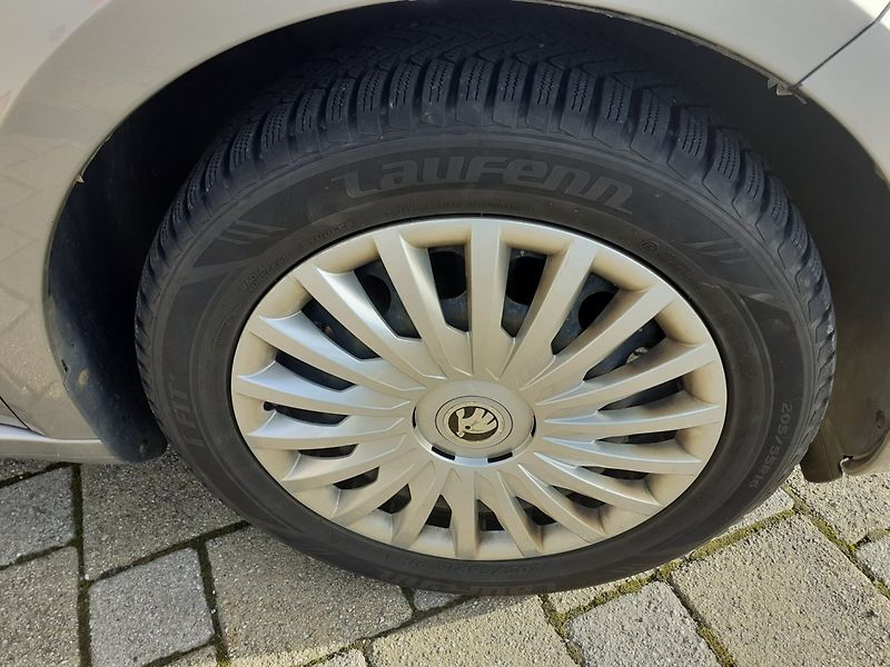 Škoda Superb (2011) 2.0 TDi Elegance - fotka 27 z 37