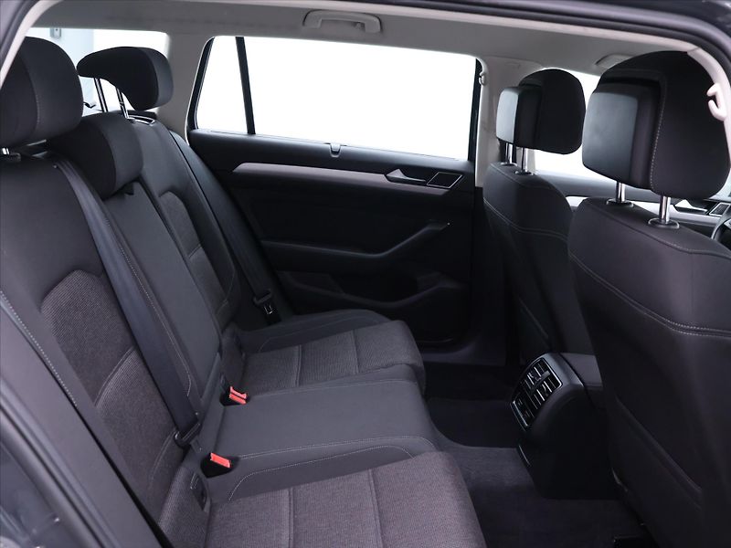 Volkswagen Passat 2,0 TDI 110kW DSG Comfort Navi - fotka 13 z 31