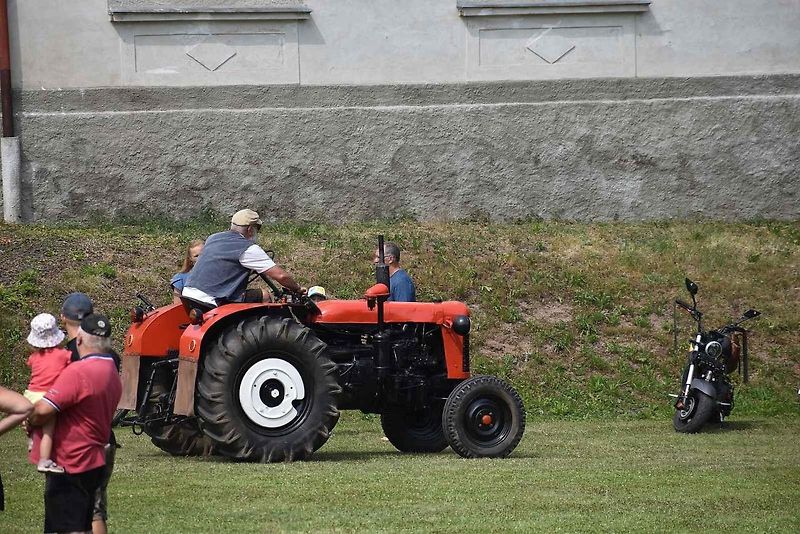 Sraz veteránů a nákladních vozů Tatra přilákal do Heřmánkovic stovky návštěvníků a desítky majitelů historických a nákladních vozů.