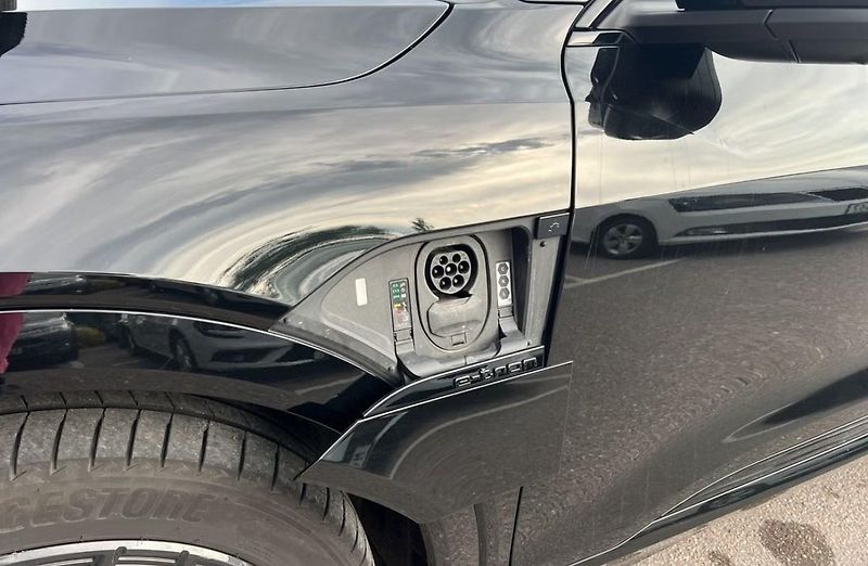 Audi Q8 e-tron 55 Sportback Q 360 Matrix Pano - fotka 11 z 36